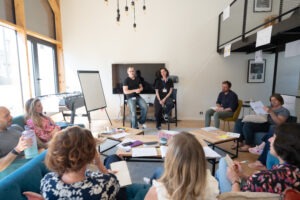 Loic Salvado, Formateur PNL certifié Richard Bandler, qui explique quelque chose lors du séminaire de Praticien PNL à Nantes en avril 2026
