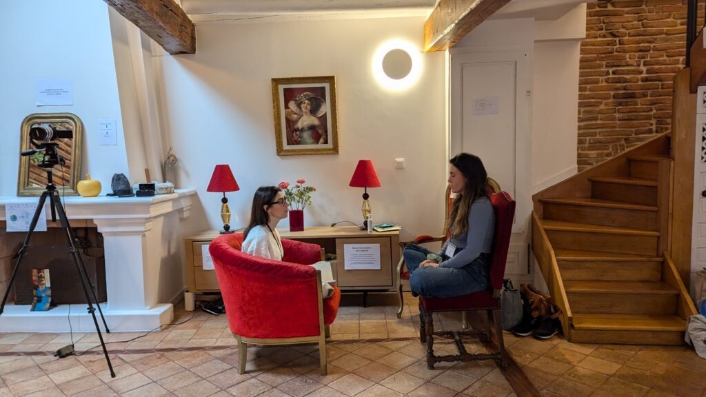 Marine et Manon pratiquant ensemble lors de leur séminaire pour devenir Praticiennes PNL à Toulouse