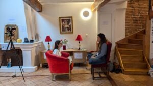 Marine et Manon pratiquant ensemble lors de leur séminaire pour devenir Praticiennes PNL à Toulouse