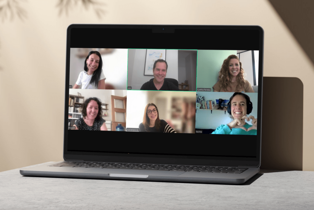 Une session collective du Bootcamp Coaching en visio, la cohorte à l'écran d'un ordinateur portable