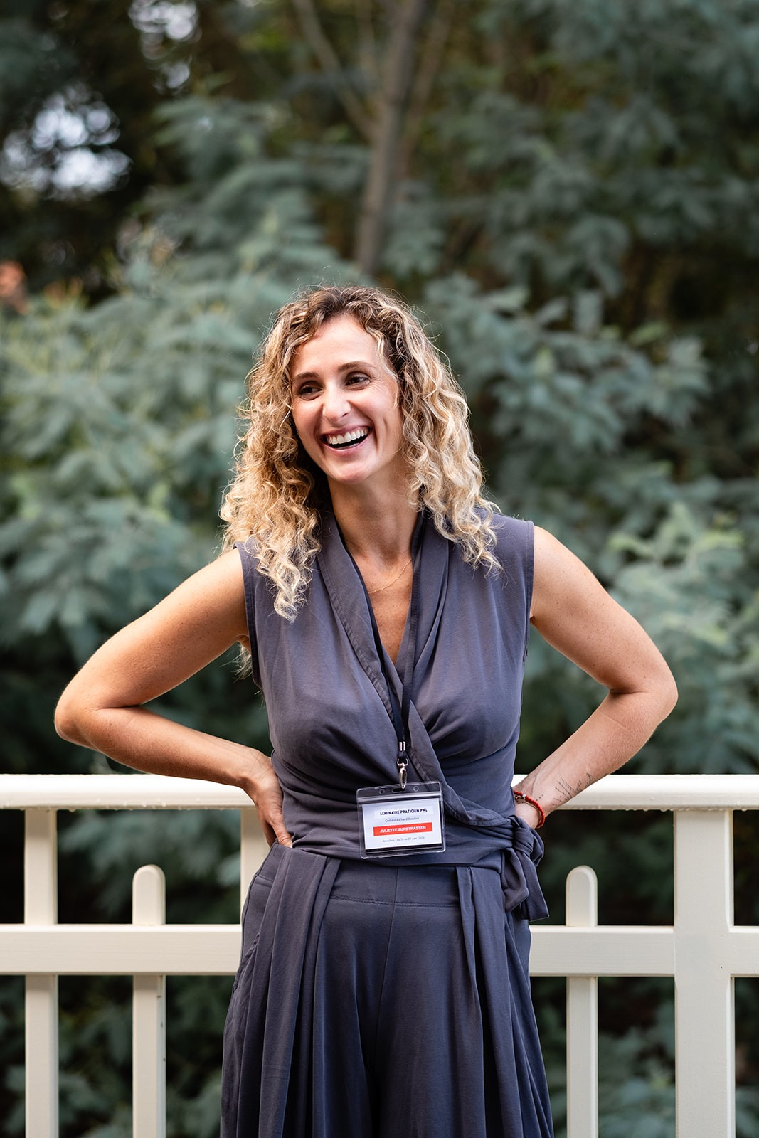 Juliette Zurstrassen, formatrice en coaching holistique, souriante en extérieur